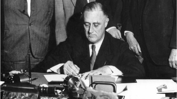 538px-Roosevelt_signing_TVA_Act_(1933) (1)